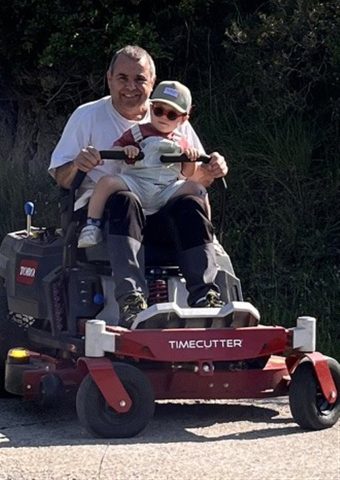Avi de Can Feliu amb el seu net al Toro Timecutter, camí de la vinya a Orís