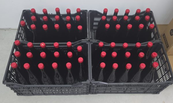 Caixes d'ampolles de vi acabades d'embotellar